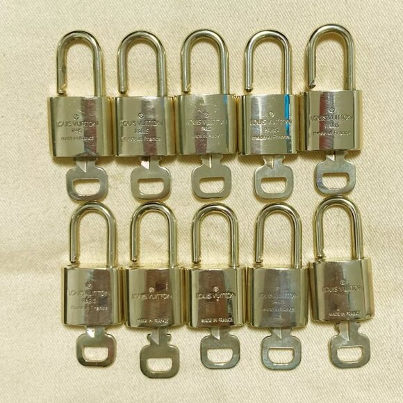 LOUIS VUITTON LV 10 SET PADLOCK KEY CHARM CADENA GOLD FRANCE - Picture 2 of 6